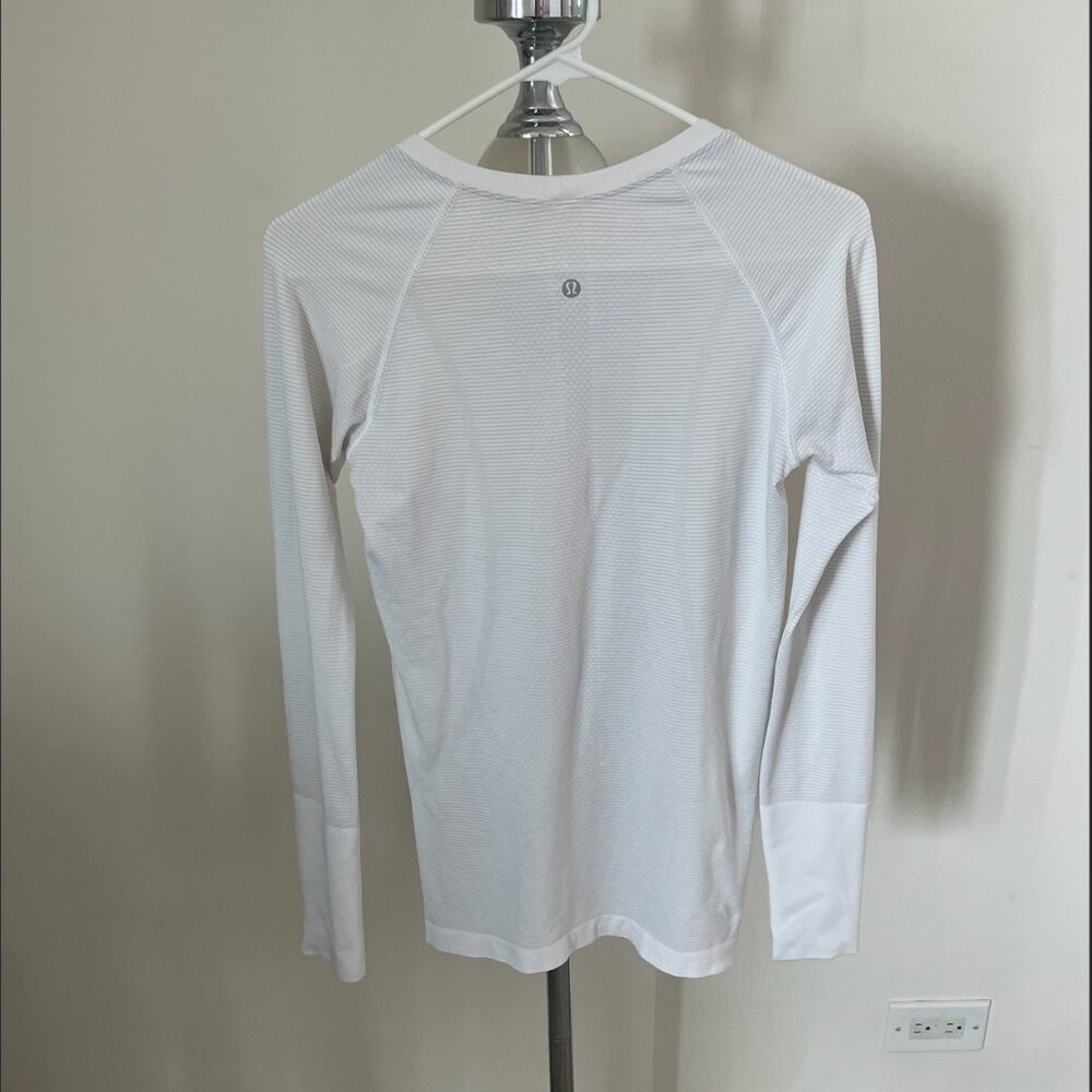 EUC LULULEMON RUN SWIFTLY WOMEN'S LONG SLEEVE SHIRT--WHITE--SIZE 8 - Picture 2 of 4